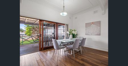 TIMELESS BEAUTY - Photo 2