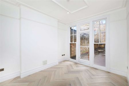 A spacious one bedroom garden flat which has just had a full renovation. - Photo 3