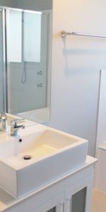 Modern 4-Bedroom Family Home in Jordan Springs - Photo 4