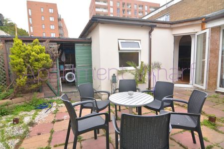 1 bedroom in a flat share to rent - Photo 3