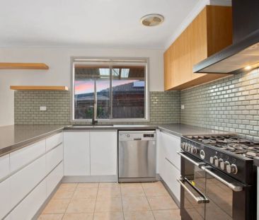 SPACIOUS 5-BEDROOM FAMILY HOME IN PRIME LOCATION - Photo 4