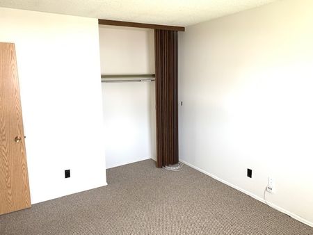 PET FRIENDLY RENOVATED TOWNHOUSE IN NORMANDEAU!!! - Photo 5