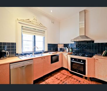 CLASSIC FAMILY HOME WITH MODERN COMFORT - Photo 6