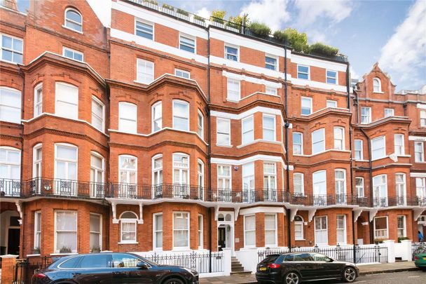 Refurbished, two double bedroom flat with wood flooring throughout, located on the third floor (with lift) of a beautiful red brick period building in Knightsbridge. - Photo 1