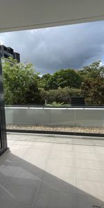 Modern Two-Bedroom Apartment Surrounded by Parkland and Urban Convenience - Photo 4