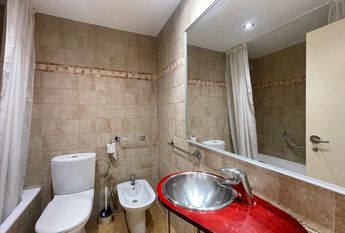 Zona Tenis, apto amueblado con terraza, 4 dormitorios, 3 baños, ascensor, parking. Palma.