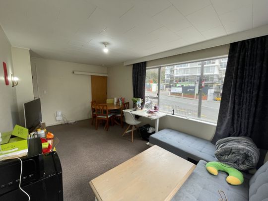 Excellent location for Uni students and young professionals - Photo 1