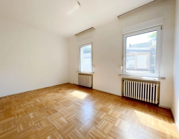 GROßZÜGIGE 2-ZIMMER WOHNUNG IN KREFELDER INNENSTADT ZU MIETEN! - Photo 1