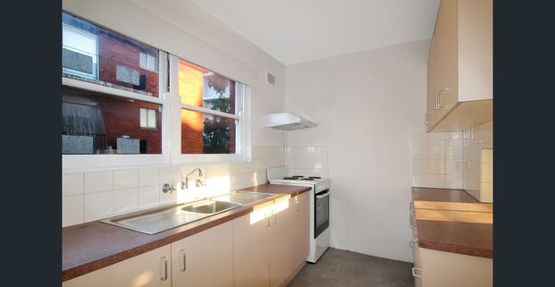 Fresh middle floor two bedroom apartment in the heart of Ryde - Photo 1