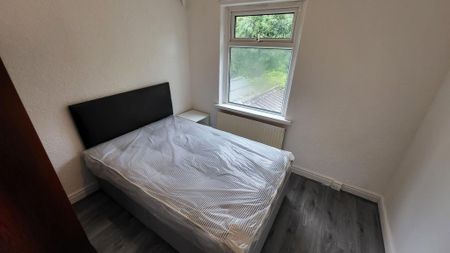 4 bedroom semi-detached house to rent - Photo 4