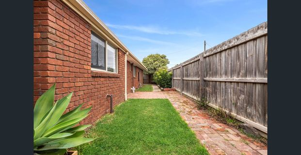 Chic Modern Living in Private Setting - Photo 1