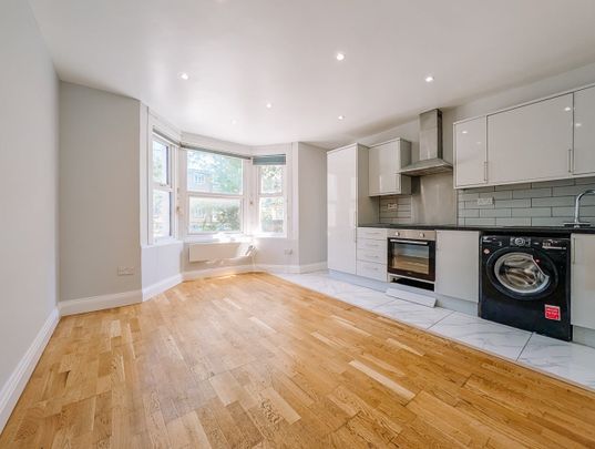 Studio Flat, Montrell Road, SW2 - Photo 1