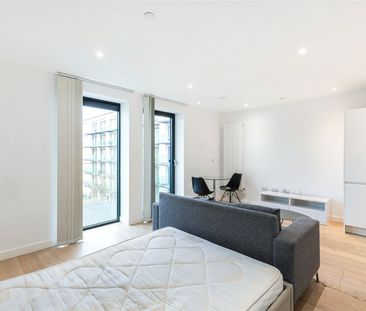 Royal Crest Avenue, London, E16 flat to rent - Photo 1