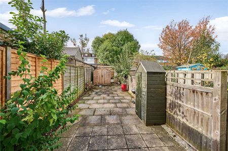 A bright and spacious one bedroom garden flat with its own private entrance. - Photo 5