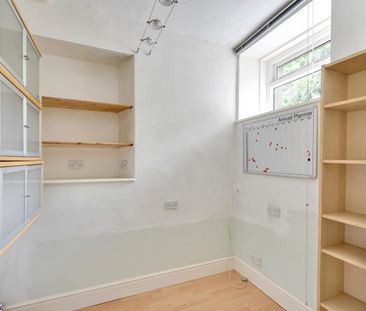 3 Bed Flat - Photo 2