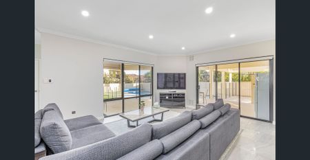 SUPERBLY SPACIOUS AND BEAUTIFUL TWO STOREY LUXURY EXECUTIVE HOME IN DIVINE LOCATION ! - Photo 3