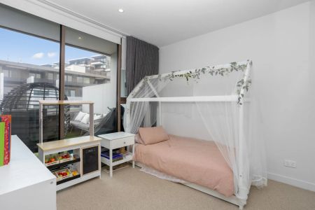 Resort-Style Sensation – Luxury, Space and Fully Furnished! - Photo 4