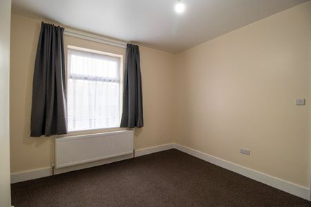 1 Bed Flat, Hickling Road, IG1 - Photo 3