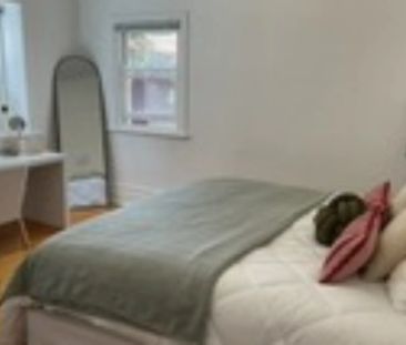 BEACHSIDE ART DECO GEM - GROUND FLOOR WITH COMMUNAL GARDEN! - Photo 5