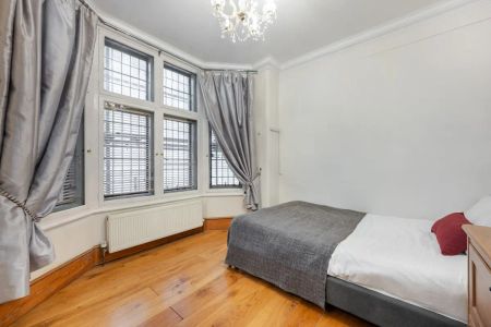 2 bedroom flat in London - Photo 5