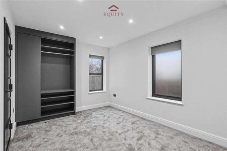 Bullsmoor Lane, Enfield, EN3 - Photo 2