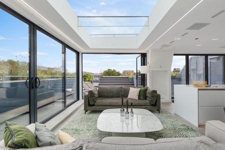 4 bedroom flat in London - Photo 5