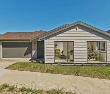 Large family home with pergola deck - Photo 4