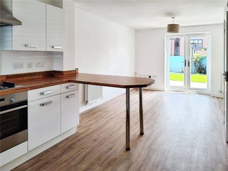 3 bedroom semi-detached house to rent - Photo 2