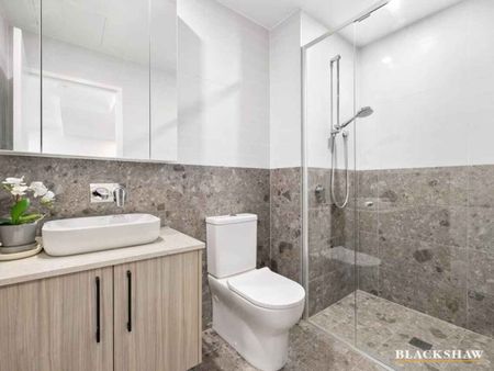 Large 1 bedroom - Photo 3