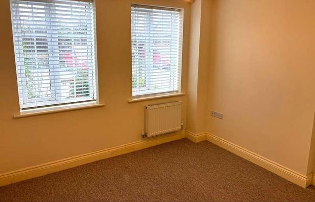 Flax Close Alcester, B49 - Photo 1