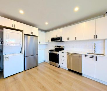 **Because You Deserve Renovated 4 1/2 TOP FLOOR, Metro Lasalle,Verd... - Photo 3