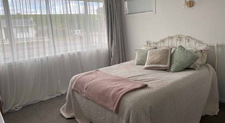 Newly renovated 3 bedroom home - Photo 2