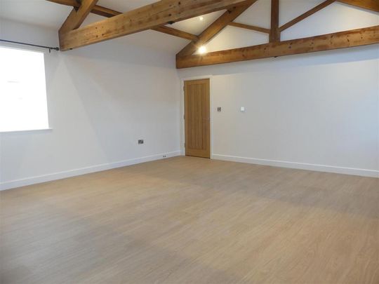 2 bedroom barn conversion to rent - Photo 1