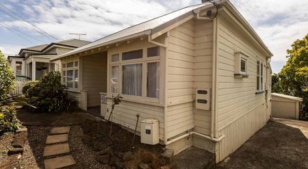 Sunny 3 Bedroom Devonport villa available January - Photo 2