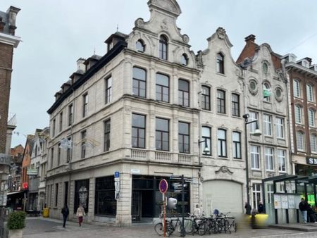 Ruim appartement met 2 slaapkamers en uniek zicht op de grote markt - Photo 3