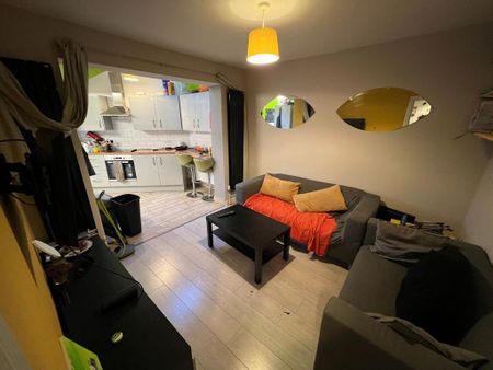 1 bedroom in a house share to rent - Photo 4