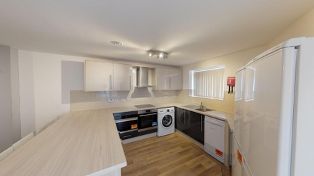 6 bedroom townhouse to rent - Photo 3