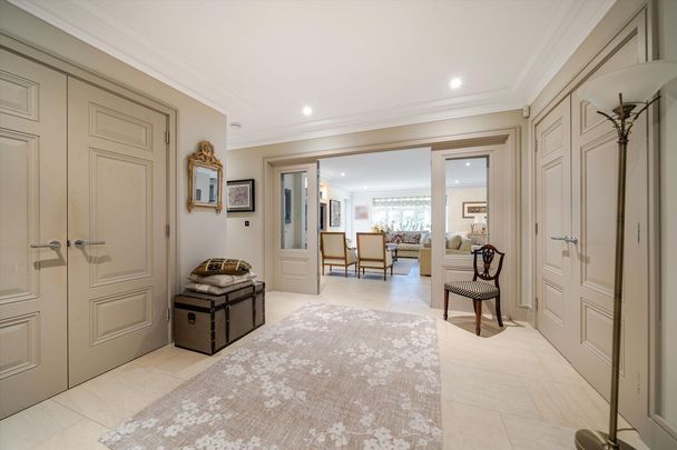 A modern apartment located in the charming area of Sunninghill, positioned in a secure, gated location with underground parking - Photo 1