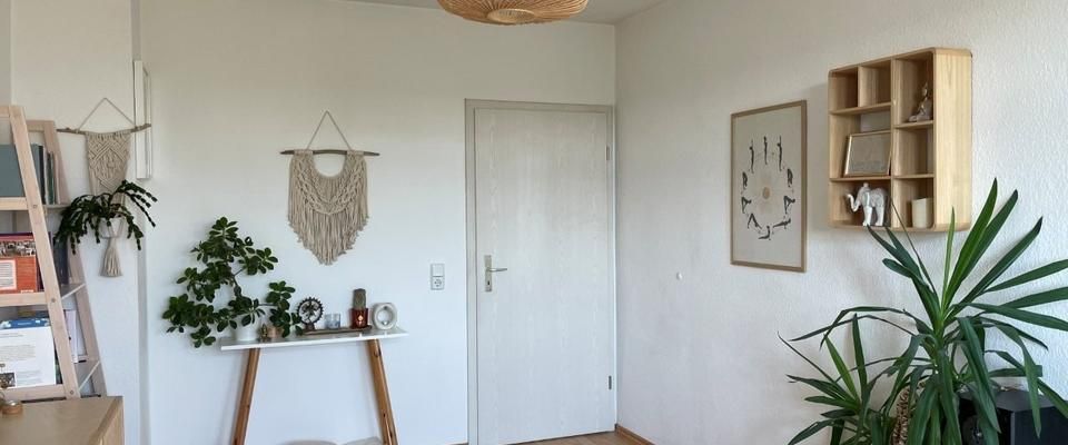 Gepflegte DG-Wohnung mit EINBAUKÜCHE, Balkon und Tageslicht-Bad ab 01.12. frei! - Photo 1