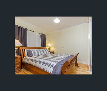 3 bedroom home ideally located within a short walk of the beach - Photo 3