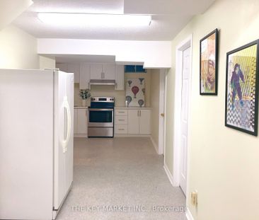 Townhouse For Lease | N8146710 - Photo 4