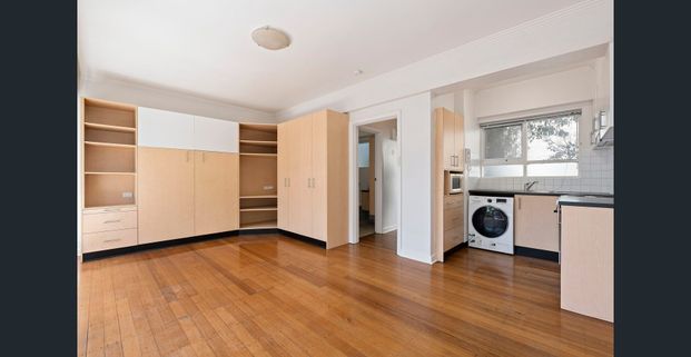 Sun-drenched Studio Apartment - Photo 1