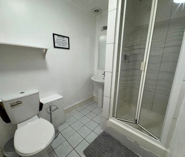 Single Bedsit - Photo 4