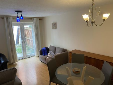 4 bedroom townhouse to rent - Photo 2