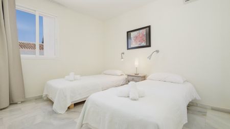 3-bedroom penthouse with panoramic sea views in Calahonda, Costa del Sol - Photo 5