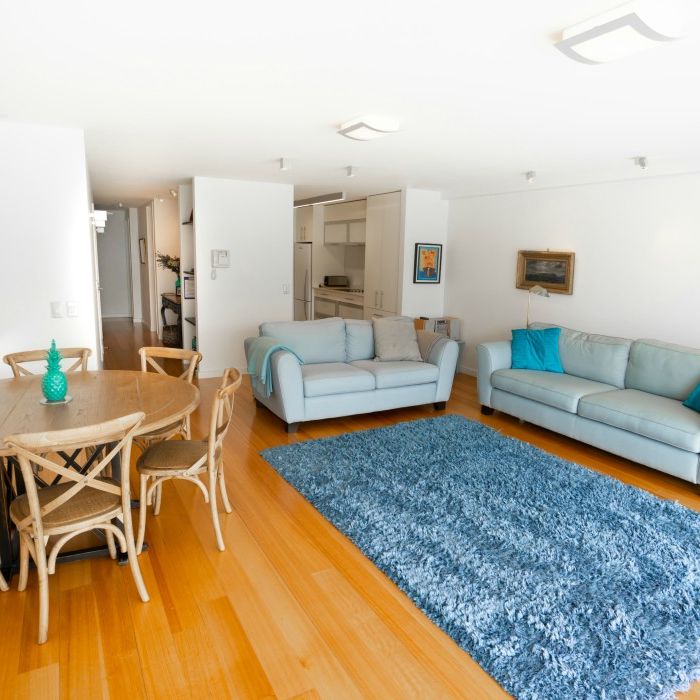 Spacious 2 bedroom apartment with views over Wellington's Waitangi Park and Oriental Parade - Photo 1