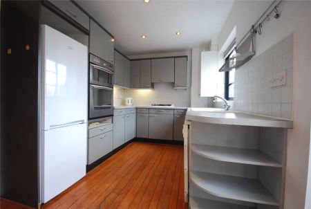 3 bedroom house in London - Photo 2