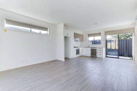 2/137 Market Road, Werribee - Photo 2