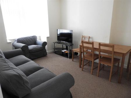 1 bedroom in a house share to rent - Photo 2