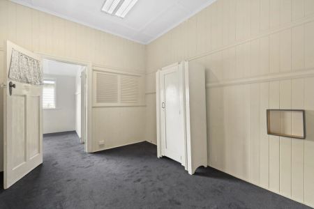 3 bedroom home with sleepout and large yard in perfect location - Photo 5